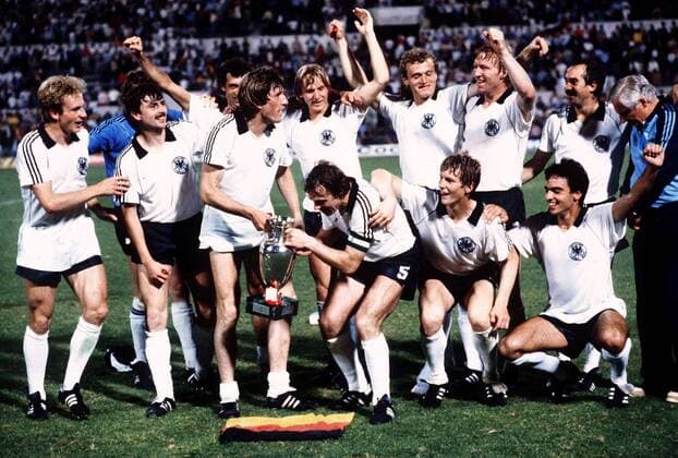 Europameister BR Deutschland, hi.v.li.: Karl Heinz Rummenigge, Klaus Allofs, Bernd Cullmann (verdeckt), Manfred Kaltz mit dem Coupe Henri Delaunay, Bernd Schuster, Hans Peter Briegel, Horst Hrubesch, Uli ... -  Fußball Länderspiel Herren EM 1980, Nationalmannschaft, Nationaltrikot, Finale, Endspiel Totale Jubel, jubeln, Siegesjubel Rom Fußball Länderspiel Herren EM 1980, Nationalmannschaft, Nationaltrikot, Finale, Endspiel Totale Jubel, jubeln, Siegesjubel Rom