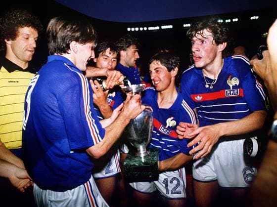 Fußball, EM Finale 1984 in Paris, Frankreich - Spanien Europameister Frankreich - Jean Francois Domergue (2.v.li.), Manuel Amoros (3.v.li.) und Alain Giresse (Mitte) füllen den Coupe Henri Delaunay mit Sekt, daneben Torwart Albert Rust (li.) und Luis Fernandez -  Fußball Länderspiel Herren EM 1984, Nationalmannschaft, Nationaltrikot, o0 Finale, Endspiel Gruppe Paris Begeisterung, Freude, Fußball Länderspiel Herren EM 1984, Nationalmannschaft, Nationaltrikot, o0 Finale, Endspiel Gruppe Paris Begeisterung, Freude,