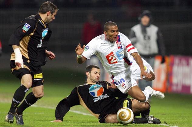 Florent Malouda (Lyon, re.) gegen Gaston Curbelo (Nancy) -  (pan17929) Fußball Herren Coupe de la Ligue 2006 2007 Französischer Pokal, Pokalspiel, Ligapokal Gruppe Lyon Dynamik, Kampf, Fußball Herren Coupe de la Ligue 2006 2007 Französischer Pokal, Pokalspiel, Ligapokal Gruppe Lyon Dynamik, Kampf,  