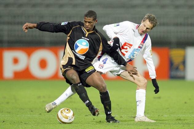 Kim (Nancy, li.) gegen Patrick Müller (Lyon) -  (pan17929) Fußball Herren Coupe de la Ligue 2006 2007 Französischer Pokal, Pokalspiel, Ligapokal Gruppe Lyon Dynamik, Fußball Herren Coupe de la Ligue 2006 2007 Französischer Pokal, Pokalspiel, Ligapokal Gruppe Lyon Dynamik,  