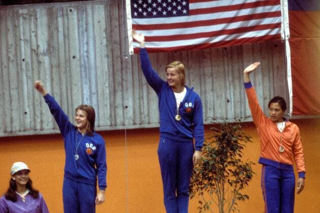 Siegerehrung über 100m Freistil, v.li.: Petra Priemer, Olympiasiegerin Kornelia Ender (beide DDR), Enith Brigitha (Niederlande) Schwimmen OS Sommer Damen Olympische Spiele 1976, Sommerspiele Gruppe Montreal Schwimmen OS Sommer Damen Olympische Spiele 1976, Sommerspiele Gruppe Montreal