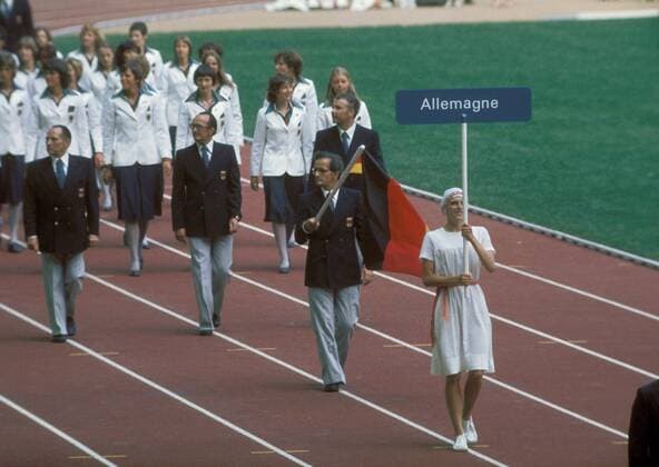 Einmarsch BR Deutschland mit Fahnenträger Hans Günter Winkler bei der Eröffnung der Olympischen Spiele 1976 in Montreal Pferdesport OS Sommer Olympische Sommerspiele 1976, Spiele, Eröffnung, Eröffnungszeremonie, Eröffnungsveranstaltung Totale Show, Showprogramm, Rahmenprogramm Montreal Pferdesport OS Sommer Olympische Sommerspiele 1976, Spiele, Eröffnung, Eröffnungszeremonie, Eröffnungsveranstaltung Totale Show, Showprogramm, Rahmenprogramm Montreal