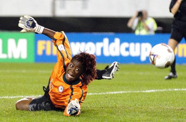IMAGO Iconic Moments, Fußball - Frauen Torhüterin Precious Dede (Nigeria) schaut dem Bal hinterher -  (PHI2003092507) Fußball WM Damen Weltmeisterschaft 2003, Länderspiel, Nationalteam, Nationaltrikot Einzelbild o0 Frauen Frauenfußball Philadelphia Fußball WM Damen Weltmeisterschaft 2003, Länderspiel, Nationalteam, Nationaltrikot Einzelbild o0 Frauen Frauenfußball Philadelphia