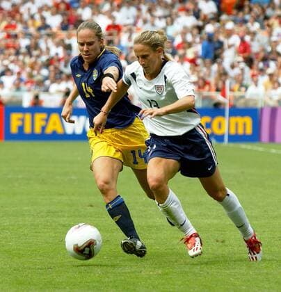 Kristine Lilly (USA, re.) gegen Linda Fagerström (Schweden) -  (WAP2003092102) Fußball WM Damen Weltmeisterschaft 2003, Länderspiel, Nationalteam, Nationaltrikot Gruppe o0 Frauen Frauenfußball Washington D.C., DC Dynamik, Fußball WM Damen Weltmeisterschaft 2003, Länderspiel, Nationalteam, Nationaltrikot Gruppe o0 Frauen Frauenfußball Washington D.C., DC Dynamik,