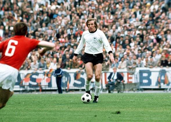 Günter Netzer (BR Deutschland) am Ball -  Fußball Länderspiel Herren EM 1972, Nationalmannschaft, Nationaltrikot, Finale, Endspiel Einzelbild Brüssel Fußball Länderspiel Herren EM 1972, Nationalmannschaft, Nationaltrikot, Finale, Endspiel Einzelbild Brüssel