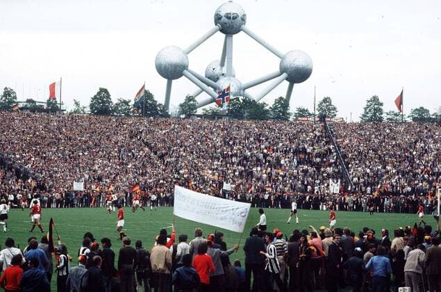 In den Schlußminuten des EM Finales 1972 zwischen BR Deutschland und der UdSSR haben die deutschen Fanmassen den Innenraum des Heyselstadions gestürmt und warten unmittelbar am Spielfeldrand auf den Schlußpfiff - Fußball Länderspiel Herren EM 1972, Nationalmannschaft, Nationaltrikot, Finale, Endspiel, deutsch, deutsche, Fanverhalten, Atom Totale Heyselstadion, Heysel Stadion, Atome, Atomgitter Brüssel, Atomium, Wahrzeichen, Sehenswürdigkeit Masse, Fußball Länderspiel Herren EM 1972, Nationalmannschaft, Nationaltrikot, Finale, Endspiel, deutsch, deutsche, Fanverhalten, Atom Totale Heyselstadion, Heysel Stadion, Atome, Atomgitter Brüssel, Atomium, Wahrzeichen, Sehenswürdigkeit Masse,