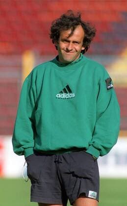 Nationaltrainer Michel Platini (Frankreich) auf dem Trainingsplatz -  Fußball Herren EM 1992, Nationalmannschaft, Training Einzelbild Fußball Herren EM 1992, Nationalmannschaft, Training Einzelbild