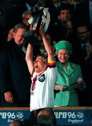 Deutschland ist Europameister 2006 - Jürgen Klinsmann stemmt begeistert den Coupe Henri Delaunay, dahinter Queen Elizabeth II. (Großbritannien, re.) und UEFA Präsident Lennart Johansson (Schweden) - Fußball Länderspiel Herren EM 1996, Nationalmannschaft, Nationaltrikot, Finale, Endspiel, Pokal, Trophäe o0 people Gruppe Wembleystadion, Wembley London, Englisches Königshaus, Royals Freude, Begeisterung, Fußball Länderspiel Herren EM 1996, Nationalmannschaft, Nationaltrikot, Finale, Endspiel, Pokal, Trophäe o0 people Gruppe Wembleystadion, Wembley London, Englisches Königshaus, Royals Freude, Begeisterung,