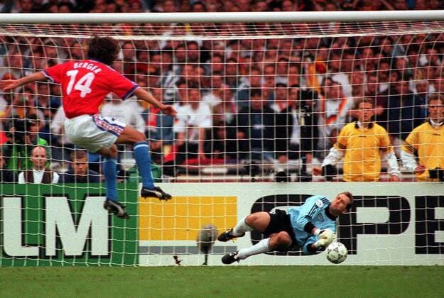 Fußball, EM Finale 1996 in London, Deutschland - Tschechien 2:1 n.V. Patrik Berger (Tschechien) zieht per Elfmeter gegen Torwart Andreas Köpke (Deutschland) ab und trifft zum 0:1 -  Fußball Länderspiel Herren EM 1996, Nationalmannschaft, Nationaltrikot, Finale, Endspiel, Deutschland - Tschechien 2:1 n.V. Gruppe London Dynamik, Spannung Fußball Länderspiel Herren EM 1996, Nationalmannschaft, Nationaltrikot, Finale, Endspiel, Deutschland - Tschechien 2:1 n.V. Gruppe London Dynamik, Spannung
