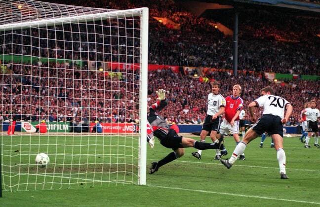 Fußball, EM Finale 1996 in London, Deutschland - Tschechien 2:1 n.V. Oliver Bierhoff (Deutschland, re.) erzielt gegen Torwart Petr Kouba (Tschechien) das 1:1 -  Fußball Länderspiel Herren EM 1996, Nationalmannschaft, Nationaltrikot, Finale, Endspiel, Deutschland - Tschechien 2:1 n.V. Totale Wembley, Wembleystadion London Dynamik, Abwehr, Fußball Länderspiel Herren EM 1996, Nationalmannschaft, Nationaltrikot, Finale, Endspiel, Deutschland - Tschechien 2:1 n.V. Totale Wembley, Wembleystadion London Dynamik, Abwehr,
