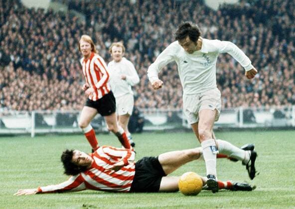 Dave Watson (Sunderland) am Boden kann Norman Hunter (Leeds, re.) nicht aufhalten - Fußball Herren FA Cup 1972 1973, Pokal, Pokalfinale, Finale, Endspiel, Sunderland FC - Leeds United 1:0 Gruppe Wembley, Wembleystadion London Dynamik, Fußball Herren FA Cup 1972 1973, Pokal, Pokalfinale, Finale, Endspiel, Sunderland FC - Leeds United 1:0 Gruppe Wembley, Wembleystadion London Dynamik,