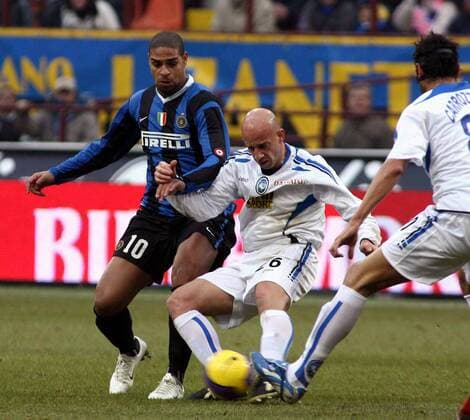 Adriano (Inter, li.) gegen Giulio Migliaccio (Bergamo) -  Fußball Herren Serie A 2006 2007, 1. Italienische Liga, FC Internazionale Mailand - Atalanta Bergamo Gruppe Mailand Dynamik, Fußball Herren Serie A 2006 2007, 1. Italienische Liga, FC Internazionale Mailand - Atalanta Bergamo Gruppe Mailand Dynamik,