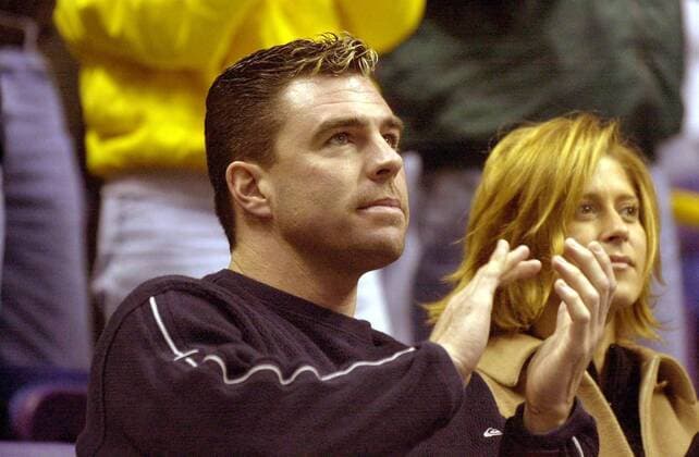 Jim Edmonds (St. Louis Cardinals) zu Besuch bei einem Eishockeyspiel -  (slp2001101107) Baseball Herren MLB 2001, Major League Einzelbild St. Louis Baseball Herren MLB 2001, Major League Einzelbild St. Louis