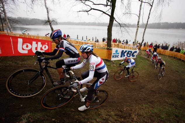 Teilnehmerinnen des Cyclocross Weltcups 2006 2007 in Hofstade an einem Anstieg -  (pan17975) Radsport Damen Weltcup 2006 2007, Welt Cup, Worldcup, World, WC, Crossrennen, Querfeldein, Querfeldeinfahren Gruppe Hofstade Radsport Damen Weltcup 2006 2007, Welt Cup, Worldcup, World, WC, Crossrennen, Querfeldein, Querfeldeinfahren Gruppe Hofstade  