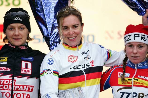 Siegerehrung beim Cyclocross Weltcup 2006 2007, v.li.: Zweitplatzierte Birgit Hollmann, Siegerin Hanka Kupfernagel (beide Deutschland) und Drittplatzierte Daphny van den Brand (Niederlande) -  (pan17975) Radsport Damen Weltcup 2006 2007, Welt Cup, Worldcup, World, WC, Crossrennen, Querfeldein, Querfeldeinfahren Gruppe Hofstade Radsport Damen Weltcup 2006 2007, Welt Cup, Worldcup, World, WC, Crossrennen, Querfeldein, Querfeldeinfahren Gruppe Hofstade  