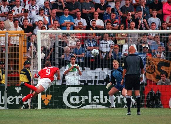 Alan Shearer (England, li.) trifft unbedrängt per Kopfball zum 1:0, Torwart Oliver Kahn (Deutschland) kann nur gebannt dem Ball nachschauen -  Fußball Länderspiel Herren EM 2000, Nationalmannschaft, Nationaltrikot, Gruppe A, England - Deutschland 1:0 Totale Charleroi Dynamik, Spannung, Fußball Länderspiel Herren EM 2000, Nationalmannschaft, Nationaltrikot, Gruppe A, England - Deutschland 1:0 Totale Charleroi Dynamik, Spannung,