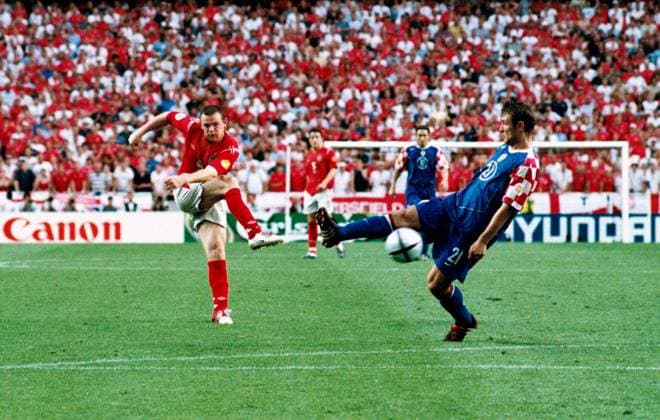 Wayne Rooney (England, li.) zieht gegen Robert Kovac (Kroatien) ab - Fußball EM Herren Euro 2004, Länderspiel, Nationalteam, Gruppe B, Nationaltrikot, Kroatien - England 2:4 Gruppe Lissabon Dynamik, Fußball EM Herren Euro 2004, Länderspiel, Nationalteam, Gruppe B, Nationaltrikot, Kroatien - England 2:4 Gruppe Lissabon Dynamik,