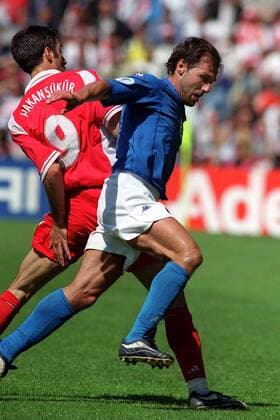 Antonio Conte (Italien, re.) gegen Hakan Sükür (Türkei) - Fußball Länderspiel Herren EM 2000, Nationalmannschaft, Nationaltrikot, Gruppe B, Türkei - Italien 1:2 Gruppe Arnheim Dynamik, Kampf, Fußball Länderspiel Herren EM 2000, Nationalmannschaft, Nationaltrikot, Gruppe B, Türkei - Italien 1:2 Gruppe Arnheim Dynamik, Kampf,