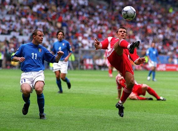 Okan Buruk (Türkei, re.) am Ball, daneben Gianluca Pessotto (Italien) - Fußball Länderspiel Herren EM 2000, Nationalmannschaft, Nationaltrikot, Gruppe B, Türkei - Italien 1:2 Gruppe Arnheim Dynamik, Höhe, Fußball Länderspiel Herren EM 2000, Nationalmannschaft, Nationaltrikot, Gruppe B, Türkei - Italien 1:2 Gruppe Arnheim Dynamik, Höhe,