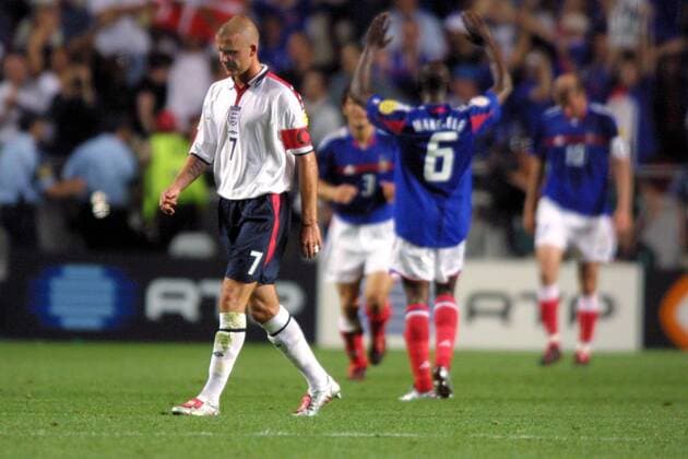 David Beckham (England) enttäuschter Abgang -  Fußball EM Herren Euro 2004, Länderspiel, Nationalteam, Gruppe B, Nationaltrikot, Frankreich - England 2:1 Einzelbild Lissabon Enttäuschung, Fußball EM Herren Euro 2004, Länderspiel, Nationalteam, Gruppe B, Nationaltrikot, Frankreich - England 2:1 Einzelbild Lissabon Enttäuschung,