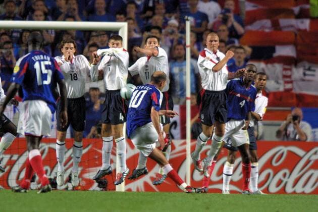 Zinedine Zidane (Frankreich, Mitte) trifft per Freistoß zum 1:1 Ausgleich -  Fußball EM Herren Euro 2004, Nationalteam, Länderspiel, Gruppe B, Nationaltrikot, Frankreich - England 2:1 Gruppe Lissabon Dynamik, Fußball EM Herren Euro 2004, Nationalteam, Länderspiel, Gruppe B, Nationaltrikot, Frankreich - England 2:1 Gruppe Lissabon Dynamik,