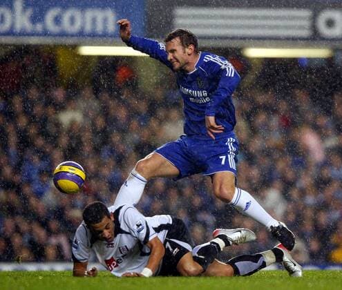 Andriy Shevchenko (Chelsea, re.) springt über Liam Rosenior (Fulham) -  Fußball Herren English Premier League 2006 2007, 1. Englische Liga, Chelsea FC London - Fulham FC 2:2 Gruppe London Dynamik, Fußball Herren English Premier League 2006 2007, 1. Englische Liga, Chelsea FC London - Fulham FC 2:2 Gruppe London Dynamik,