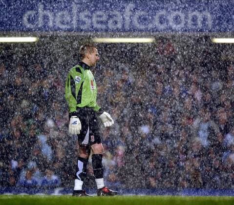 Torwart Antti Niemi (Fulham) steht im strömenden Regen -  Fußball Herren English Premier League 2006 2007, 1. Englische Liga, Fulham FC Einzelbild London Fußball Herren English Premier League 2006 2007, 1. Englische Liga, Fulham FC Einzelbild London