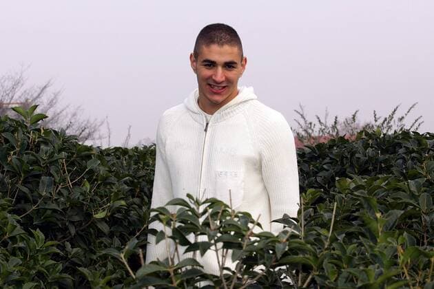 Karim Benzema (Olympique Lyon Frankreich) im Grünen -  (pan18021)) Fußball Herren Ligue 1 2006 2007, 1. Französische Liga, OL, Shooting, Fotoshooting, Fototermin, Einzelbild o0 Lyonnais Lyon Fußball Herren Ligue 1 2006 2007, 1. Französische Liga, OL, Shooting, Fotoshooting, Fototermin, Einzelbild o0 Lyonnais Lyon  