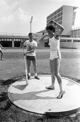 Liese Prokop mit ihrem Ehemann und Trainer Gunnar Prokop (beide Österreich) Leichtathletik EM Damen Europameisterschaft 1969, Fünfkampf, Mehrkampf, Training Gruppe Aufnahmedatum geschätzt Athen Leichtathletik EM Damen Europameisterschaft 1969, Fünfkampf, Mehrkampf, Training Gruppe Aufnahmedatum geschätzt Athen