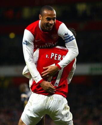 Thierry Henry (li.) wird von Robin van Persie (beide Arsenal) hochgehoben -  Fußball Herren English Premier League 2006 2007, 1. Englische Liga, Arsenal FC London Gruppe London Freude, Fußball Herren English Premier League 2006 2007, 1. Englische Liga, Arsenal FC London Gruppe London Freude,