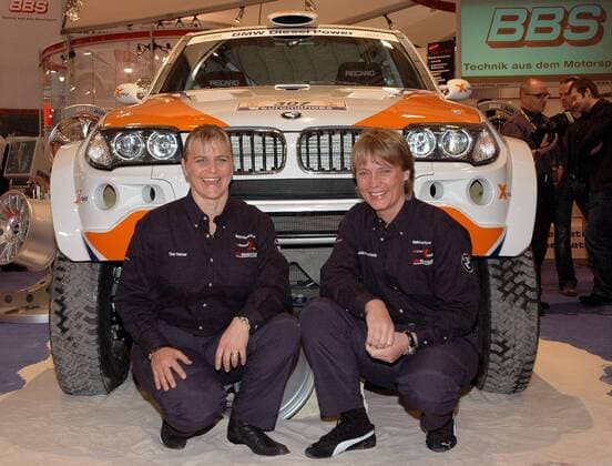 Jutta Kleinschmidt (Deutschland, re.) und Beifahrerin Tina Thörner (Schweden) vor ihrem neuen BMW X Raid Dakar Motorsport Damen Vorschau Rallye Dakar 2007, Rallyesport, Langstrecke, Langstreckenrallye, Gruppe Beifahrer Essen Motorsport Damen Vorschau Rallye Dakar 2007, Rallyesport, Langstrecke, Langstreckenrallye, Gruppe Beifahrer Essen