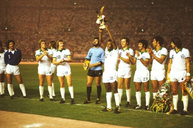 Pele (Cosmos New York, vorn) präsentiert einen Samurai Helm während seines Abschiedsspiel in Tokyo -  (aflo0348) Fußball Herren Peles Abschiedsspiel 1977, Abschied, verabschieden, Verabschiedung, Totale Tokyo Fußball Herren Peles Abschiedsspiel 1977, Abschied, verabschieden, Verabschiedung, Totale Tokyo