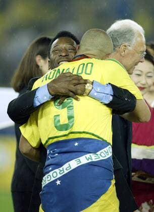 Fußballlegende Pele (li.) gratuliert Ronaldo (beide Brasilien) zum Weltmeistertitel -  (aflo391) Fußball WM Herren Weltmeisterschaft 2002, Länderspiel, Finale, Endspiel, Nationalteam Gruppe Yokohama Harmonie, Glück Freude, Kameradschaft, Fußball WM Herren Weltmeisterschaft 2002, Länderspiel, Finale, Endspiel, Nationalteam Gruppe Yokohama Harmonie, Glück Freude, Kameradschaft,