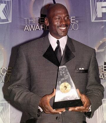 Michael Jordan (USA) gut gelaunt bei den Essence Awards 2000 -  (nyp2000041539) Basketball Herren Essence Awards 2000, Ehrung, Auszeichnung, Sportlerehrung, Sportlerauszeichnung, Trophäe, Award Einzelbild New York, NY, N Y Freude, Basketball Herren Essence Awards 2000, Ehrung, Auszeichnung, Sportlerehrung, Sportlerauszeichnung, Trophäe, Award Einzelbild New York, NY, N Y Freude,