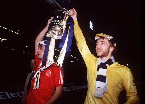 Englischer Pokalsieger 1982 Tottenham Hotspur - Steve Archibald (re.) und Glenn Hoddle jubeln in QPR Trikots mit dem Pokal -  Fußball Herren FA Cup 1981 1982, Pokal, Pokalspiel, Finale, Endspiel, Spurs Gruppe London Freude, Fußball Herren FA Cup 1981 1982, Pokal, Pokalspiel, Finale, Endspiel, Spurs Gruppe London Freude,