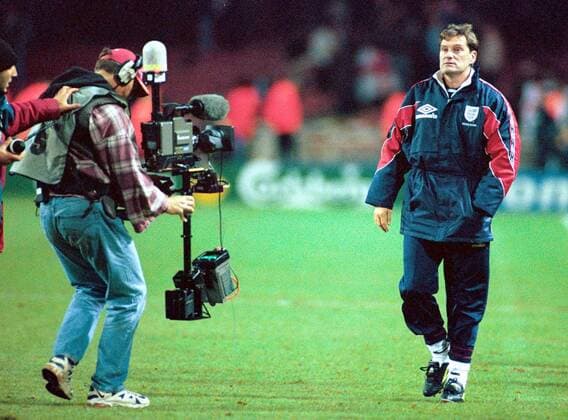 Glenn Hoddle (England) - Abgang nach seinem letzten Spiel als englischer Nationaltrainer -  Fußball Länderspiel Herren Nationalmannschaft 1998 Gruppe London Nachdenklichkeit, Enttäuschung Fußball Länderspiel Herren Nationalmannschaft 1998 Gruppe London Nachdenklichkeit, Enttäuschung