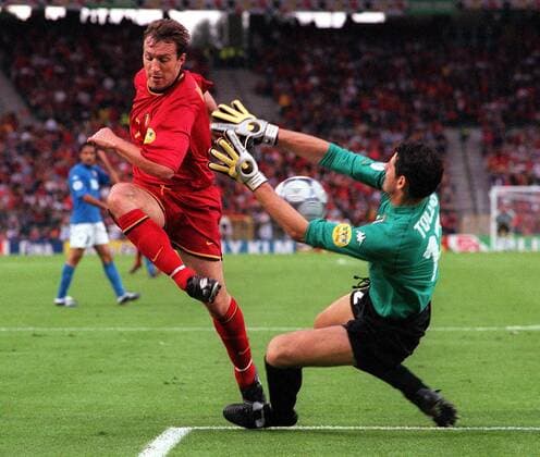 Marc Wilmots (li., Belgien) gegen Torwart Francesco Toldo (Italien) -  Fußball Länderspiel Herren Europameisterschaft 2000, Nationalteam, Nationaltrikot, Gruppe B, Belgien - Italien 0:2, Vneg Gruppe Brüssel Dynamik, Fußball Länderspiel Herren Europameisterschaft 2000, Nationalteam, Nationaltrikot, Gruppe B, Belgien - Italien 0:2, Vneg Gruppe Brüssel Dynamik,