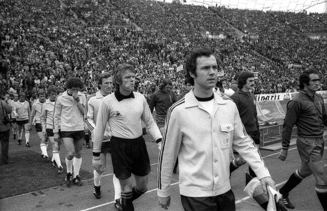 Einmarsch BR Deutschland, v.re.: Franz Beckenbauer, Torwart Sepp Maier, Hans Georg Schwarzenbeck, Klaus Toppmöller, Herbert Wimmer, Bernd Dietz, Bernd Hölzenbein, Erich Beer Fußball Länderspiel Herren EM 1976, Nationalmannschaft, Viertelfinale, BRD - Spanien 2:0 Totale München Fußball Länderspiel Herren EM 1976, Nationalmannschaft, Viertelfinale, BRD - Spanien 2:0 Totale München