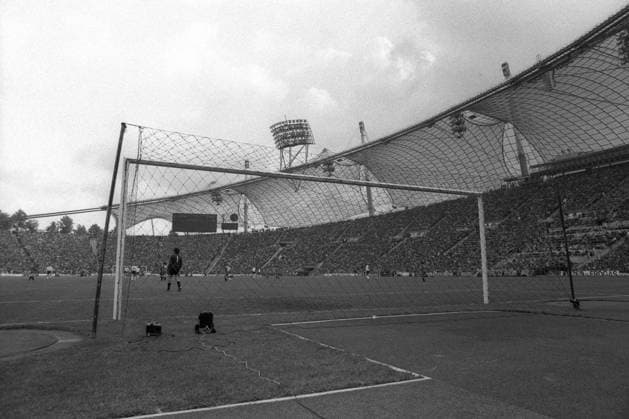 Innenansicht des Münchner Olympiastadions Fußball Länderspiel Herren EM 1976, Nationalmannschaft, Viertelfinale Totale Olympiastadion München Fußball Länderspiel Herren EM 1976, Nationalmannschaft, Viertelfinale Totale Olympiastadion München