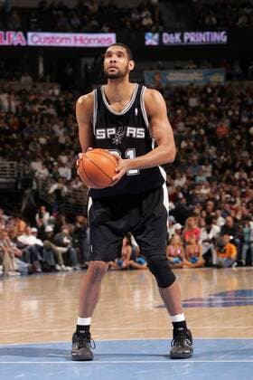 Tim Duncan (San Antonio Spurs) am Ball - (Icon94631199) Basketball Herren NBA 2005 2006, San Antonio Spurs Einzelbild Denver Basketball Herren NBA 2005 2006, San Antonio Spurs Einzelbild Denver EDITORIAL USE ONLY