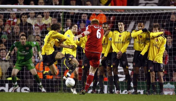 John Arne Riise (Liverpool) - Freistoß gegen die Arsenal Mauer - EDITORIAL USE ONLY. No use with unauthorised audio, video, data, fixture lists, club league logos or live services. Online in-match use limited to 120 images, no video emulation. No use in betting, games or single club league player publications. Fußball Herren English FA Cup, Englischer Pokal, Pokalspiel, Liverpool FC - Arsenal FC London 1:3 o0 2007 Totale Liverpool Abwehr Fußball Herren English FA Cup, Englischer Pokal, Pokalspiel, Liverpool FC - Arsenal FC London 1:3 o0 2007 Totale Liverpool Abwehr