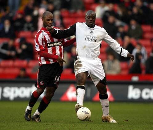 David Sommeil (li., Sheffield United) gegen Adebayo Akinfenwa (Swansea City) -  Fußball Herren English FA Cup 2006 2007, Englischer Pokal, Sheffield United - Swansea City 0:3, Vdig Gruppe Sheffield Dynamik, Fußball Herren English FA Cup 2006 2007, Englischer Pokal, Sheffield United - Swansea City 0:3, Vdig Gruppe Sheffield Dynamik,