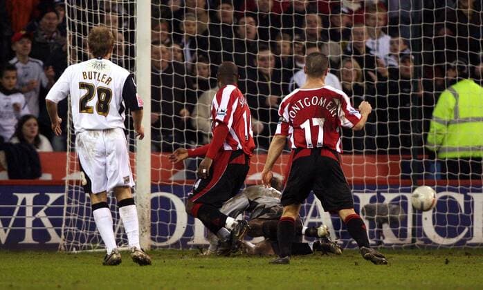 Thomas Butler (li., Swansea City) trifft gegen Sheffield United und schaut dem Ball hinterher -  Fußball Herren English FA Cup 2006 2007, Englischer Pokal, Sheffield United - Swansea City 0:3, Vdig Gruppe Sheffield Spannung, Fußball Herren English FA Cup 2006 2007, Englischer Pokal, Sheffield United - Swansea City 0:3, Vdig Gruppe Sheffield Spannung,