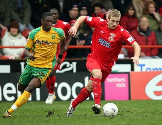 Steve Burton (re., Tamworth FC) gegen Dickson Etuhu (Norwich City) -  Fußball Herren English FA Cup 2006 2007, Englischer Pokal, Tamworth FC - Norwich City 1:4, Vdig Gruppe Tamworth Dynamik, Fußball Herren English FA Cup 2006 2007, Englischer Pokal, Tamworth FC - Norwich City 1:4, Vdig Gruppe Tamworth Dynamik,
