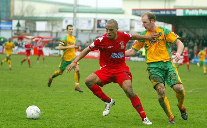 Gary Doherty (re., Norwich City) gegen Taiwo Atieno (Tamworth FC) -  Fußball Herren English FA Cup 2006 2007, Englischer Pokal, Tamworth FC - Norwich City 1:4, Vdig Gruppe Tamworth Dynamik, Fußball Herren English FA Cup 2006 2007, Englischer Pokal, Tamworth FC - Norwich City 1:4, Vdig Gruppe Tamworth Dynamik,