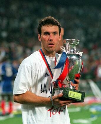 Laurent Blanc (Frankreich) mit dem Europameister Pokal -  Fußball Länderspiel Herren Europameisterschaft 2000, Nationalteam, Finale, Endspiel, Vneg Einzelbild Rotterdam Freude, Fußball Länderspiel Herren Europameisterschaft 2000, Nationalteam, Finale, Endspiel, Vneg Einzelbild Rotterdam Freude,