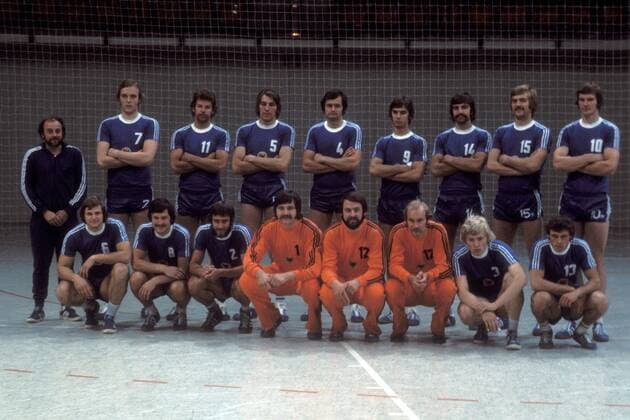 Handball Olympiakader BR Deutschland Montreal 1976, hi. v. li.: Bundestrainer Vlado Stenzel, x, Joachim Deckarm, x, x, Gerd Becker, Heiner Brand, Kurt Klühspies, Bernhard Busch, vorn: Peter Kleibrink, Horst Spengler, Jürgen Hahn, Manfred Hofmann, ... Handball OS Sommer Herren Vorschau Olympische Spiele Montreal 1976, Sommerspiele, Kader, Mannschaftsfoto, Nationalteam Totale Aufnahmedatum geschätzt Handball OS Sommer Herren Vorschau Olympische Spiele Montreal 1976, Sommerspiele, Kader, Mannschaftsfoto, Nationalteam Totale Aufnahmedatum geschätzt