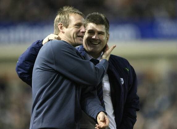 Trainer Stuart Pearce (Manchester City, li.) gut gelaunt mit Trainerkollege Brian Laws (Sheffield Wednesday) - Fußball Herren English FA Cup 2006 2007, Englischer Pokal, Pokalspiel, Sheffield Wednesday - Manchester City 1:1 Gruppe Sheffield Kameradschaft, Freude, Fußball Herren English FA Cup 2006 2007, Englischer Pokal, Pokalspiel, Sheffield Wednesday - Manchester City 1:1 Gruppe Sheffield Kameradschaft, Freude,