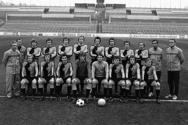 Mannschaftsbild SG Dynamo Dresden hi.v.li.: Trainer Walter Fritzsch, Co Trainer Gerhard Prautzsch, Hans Jürgen Dörner, Matthias Müller, Udo Schmuck, Hans Jürgen Kreische, Hartmut Schade, Gerd Weber, X, Klaus Müller, X, Arzt Dr. Wolfgang Klein; vorn: ... Fußball Herren DDR Oberliga 1976 1977, Vorstellung, Präsentation, Pressetermin, Kader, Vneg, Vsw Totale Dresden Fußball Herren DDR Oberliga 1976 1977, Vorstellung, Präsentation, Pressetermin, Kader, Vneg, Vsw Totale Dresden