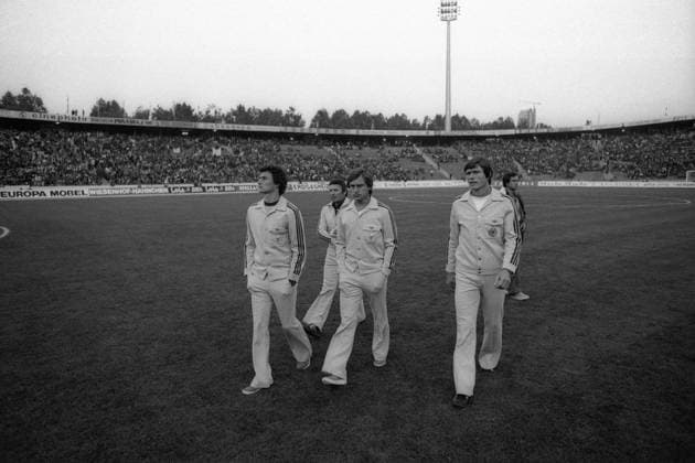 Platzbegehung BR Deutschland, v.li.: Dieter Müller, Mannschaftsarzt Dr. Heinrich Heß, Heinz Flohe, Peter Nogly Fußball Länderspiel Herren EM 1976, Nationalmannschaft; Halbfinale Totale Crvena Zvezda Stadion, Marakana Belgrad Nachdenklichkeit, Fußball Länderspiel Herren EM 1976, Nationalmannschaft; Halbfinale Totale Crvena Zvezda Stadion, Marakana Belgrad Nachdenklichkeit,
